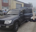 Водитель в Смирных возил в машине каннабис с использованными шприцами