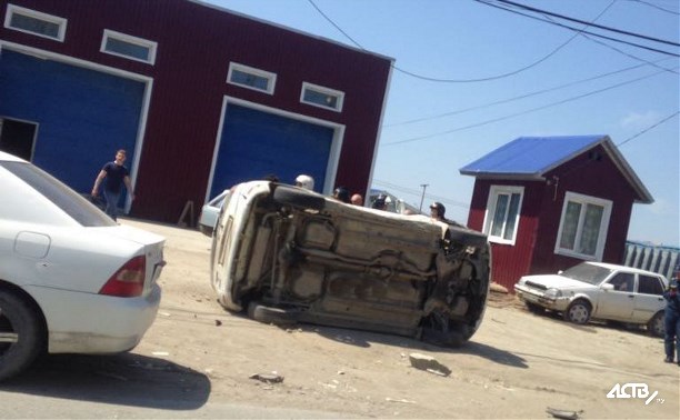 Автомобиль опрокинулся при ДТП в Южно-Сахалинске