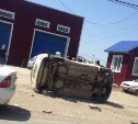 Автомобиль опрокинулся при ДТП в Южно-Сахалинске