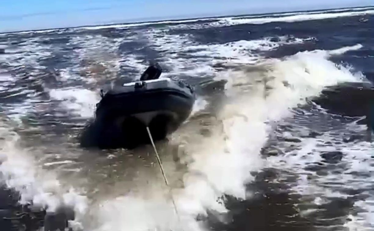 Двое мужчин перевернулись на лодке в море у берегов Сахалина - спасать их пришлось "Кальмару"