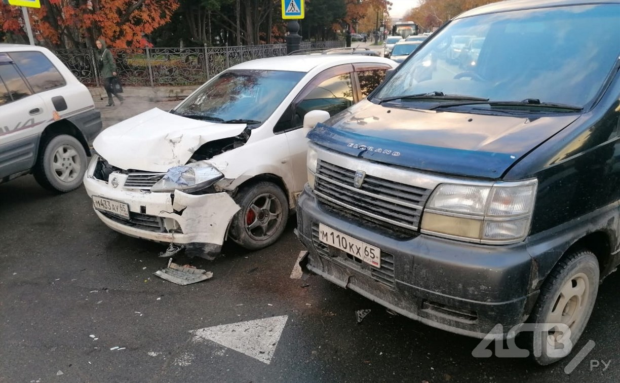 Ехал по старым правилам: в Южно-Сахалинске на перекрёстке столкнулись два автомобиля