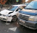 Ехал по старым правилам: в Южно-Сахалинске на перекрёстке столкнулись два автомобиля