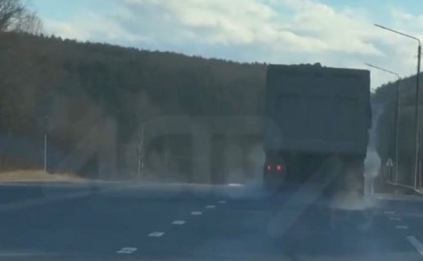 Очевидцы: "На Сахалине у большегруза, "летевшего" по трассе с нарушениями, лопнуло колесо"