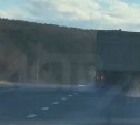Очевидцы: "На Сахалине у большегруза, "летевшего" по трассе с нарушениями, лопнуло колесо"