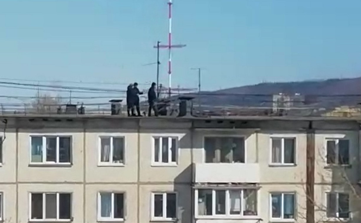 По одной из крыш в Южно-Сахалинске гуляют подростки