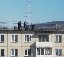 По одной из крыш в Южно-Сахалинске гуляют подростки
