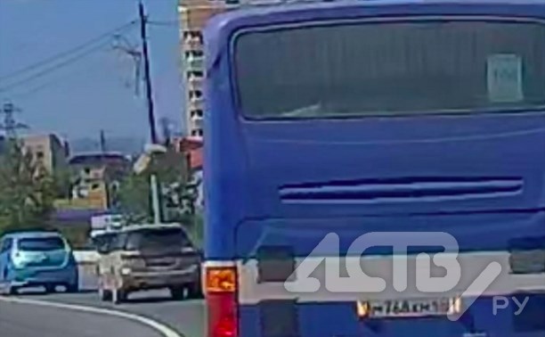 Бетонный блок вылетел из окна пассажирского автобуса в Южно-Сахалинске