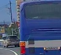 Бетонный блок вылетел из окна пассажирского автобуса в Южно-Сахалинске