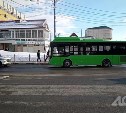 Автобус сбил пенсионерку: в Южно-Сахалинске разыскивают очевидцев ДТП