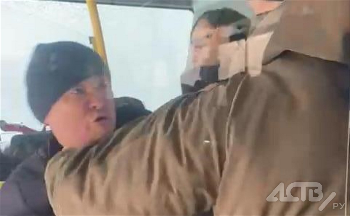 Мужчины подрались в рейсовом автобусе в Южно-Сахалинске