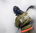 Крышу двухэтажного жилого дома тушили пожарные в Корсакове