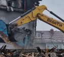 Аварийный дом сносят на улице Комсомольской в Аниве