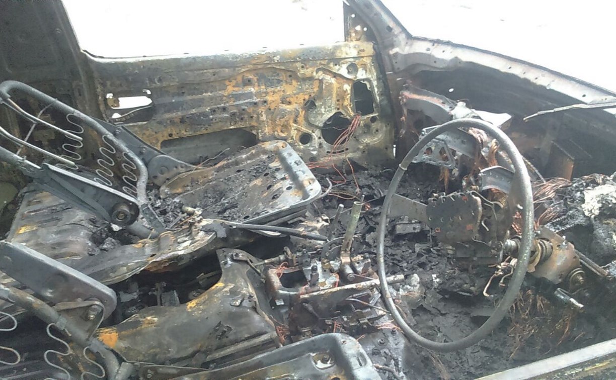 Микроавтобус сгорел в Южно-Сахалинске