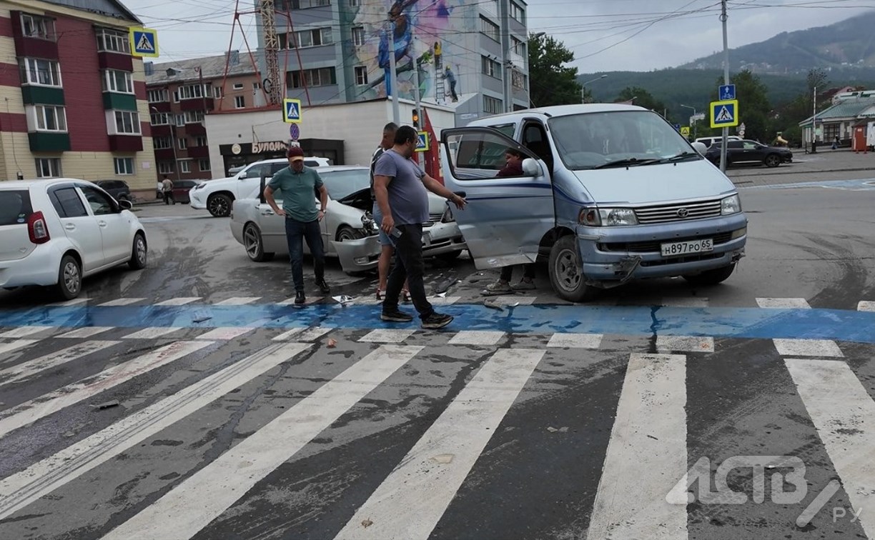 Микроавтобус и "Марк" жёстко столкнулись в Южно-Сахалинске