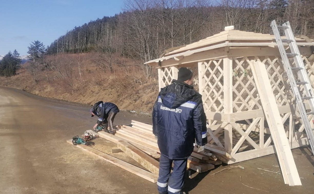 На роднике между Корсаковом и Озёрским появилась беседка