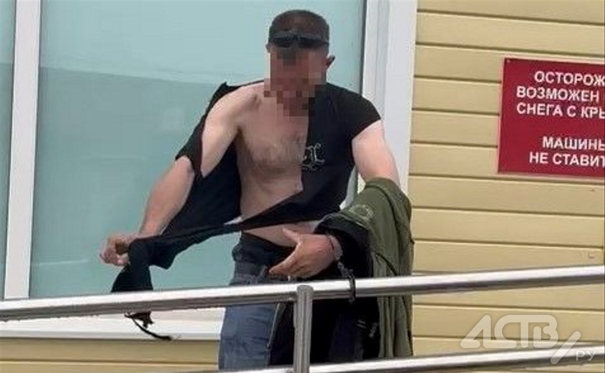 "Я самый сильный вор на Сахалине": неадекватный мужчина повредил фасад и побил продавца магазина в Охотском