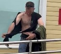 "Я самый сильный вор на Сахалине": неадекватный мужчина повредил фасад и побил продавца магазина в Охотском