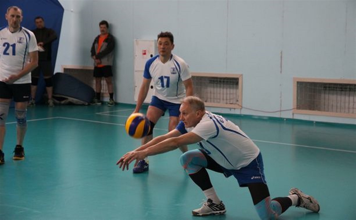В Южно-Сахалинске прошел турнир по волейболу "Кому за 50"