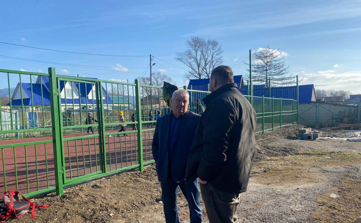 В Ново-Александровске достраивают спортивную площадку для игры в футбол, баскетбол и волейбол