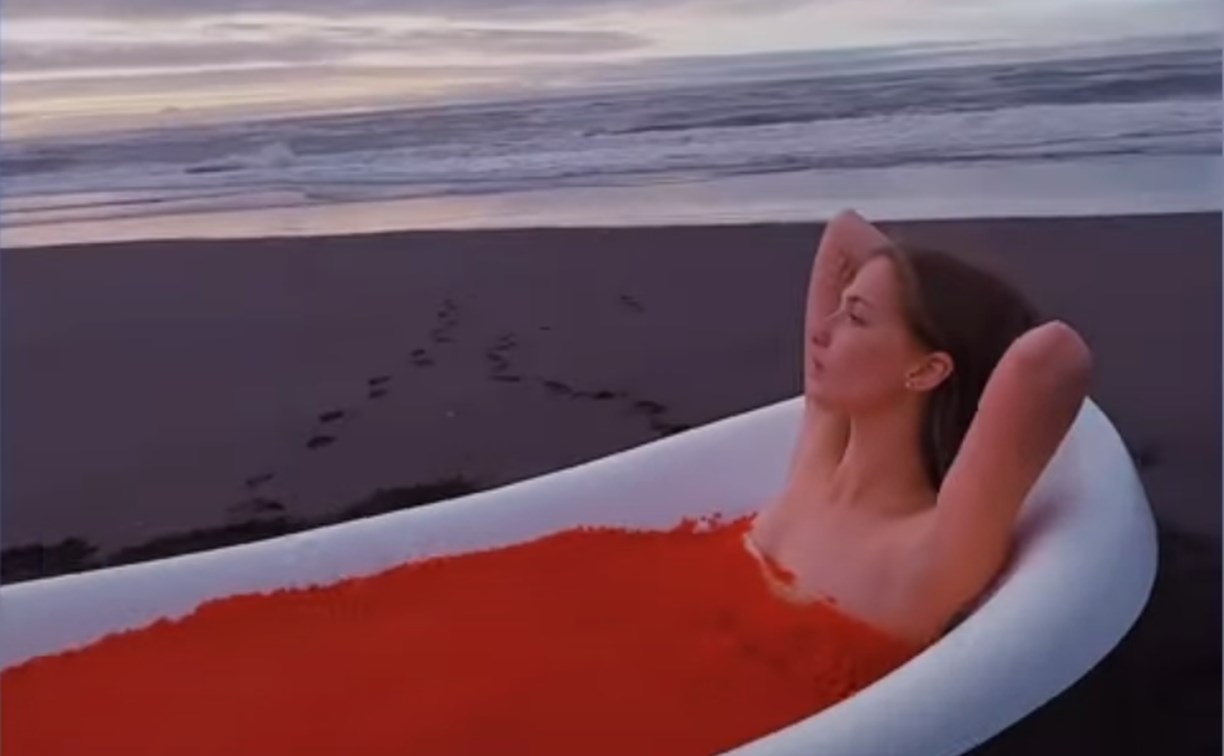 Обнажённая туристка снялась на берегу моря в ванне с красной икрой