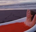 Обнажённая туристка снялась на берегу моря в ванне с красной икрой