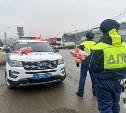 На Сахалине сотрудники ГИБДД порадовали автомобилисток цветами