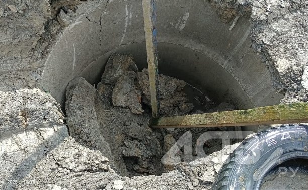 "Лопнула крышка, треснул колодец": на ул. Раздольной в Южно-Сахалинске образовалась опасная дыра 