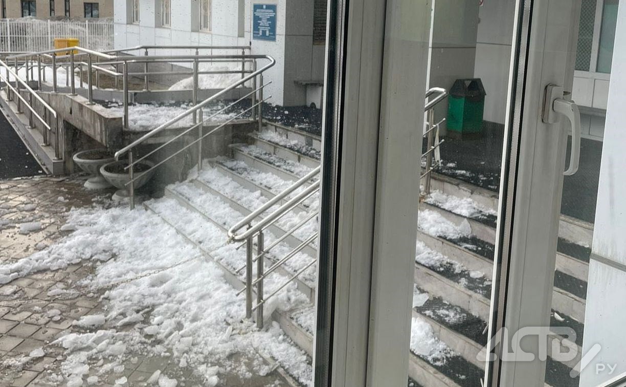 В Южно-Сахалинске снег сошёл с крыши гинекологии и накрыл женщину