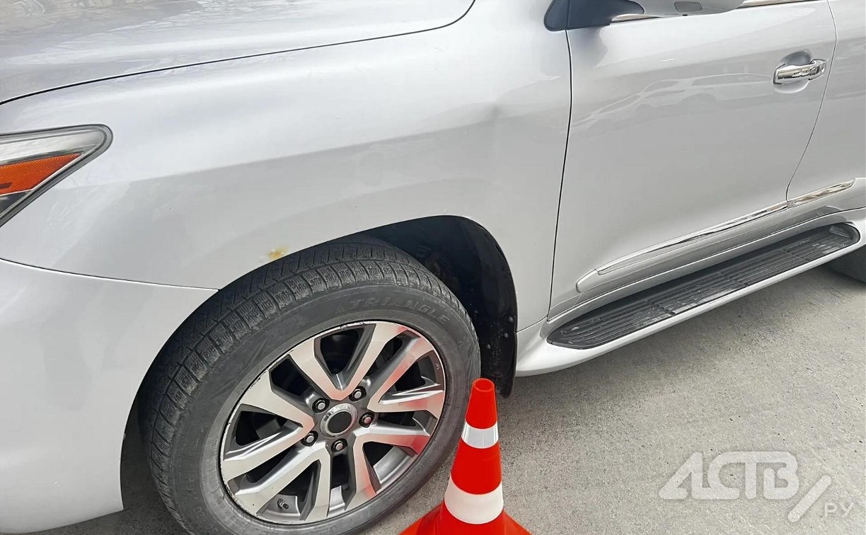 Неизвестный водитель столкнулся с "Лексусом" и скрылся с места ДТП в Южно-Сахалинске