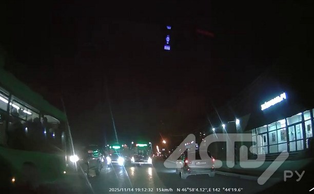 На "тройке" по встречке: водитель пассажирского автобуса нарушил ПДД в Южно-Сахалинске