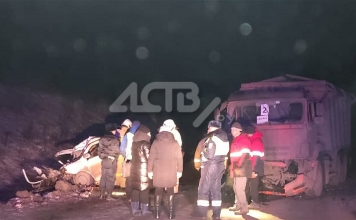 Два человека погибли при столкновении легковушки с грузовиком на Сахалине