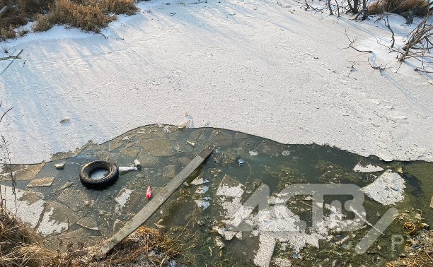 Автомобиль в Южно-Сахалинске упал в "пропасть" и полностью ушёл под воду