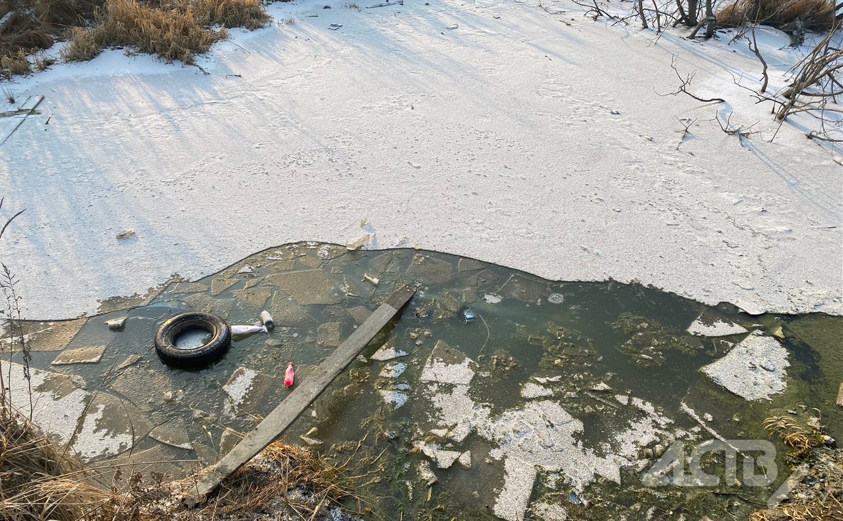 Автомобиль в Южно-Сахалинске упал в "пропасть" и полностью ушёл под воду