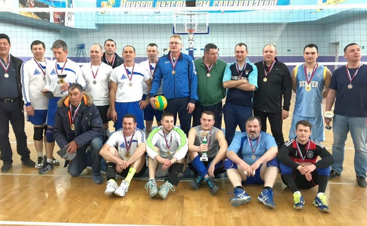 На волейбольных соревнованиях в Долинске выявили три сильнейшие команды