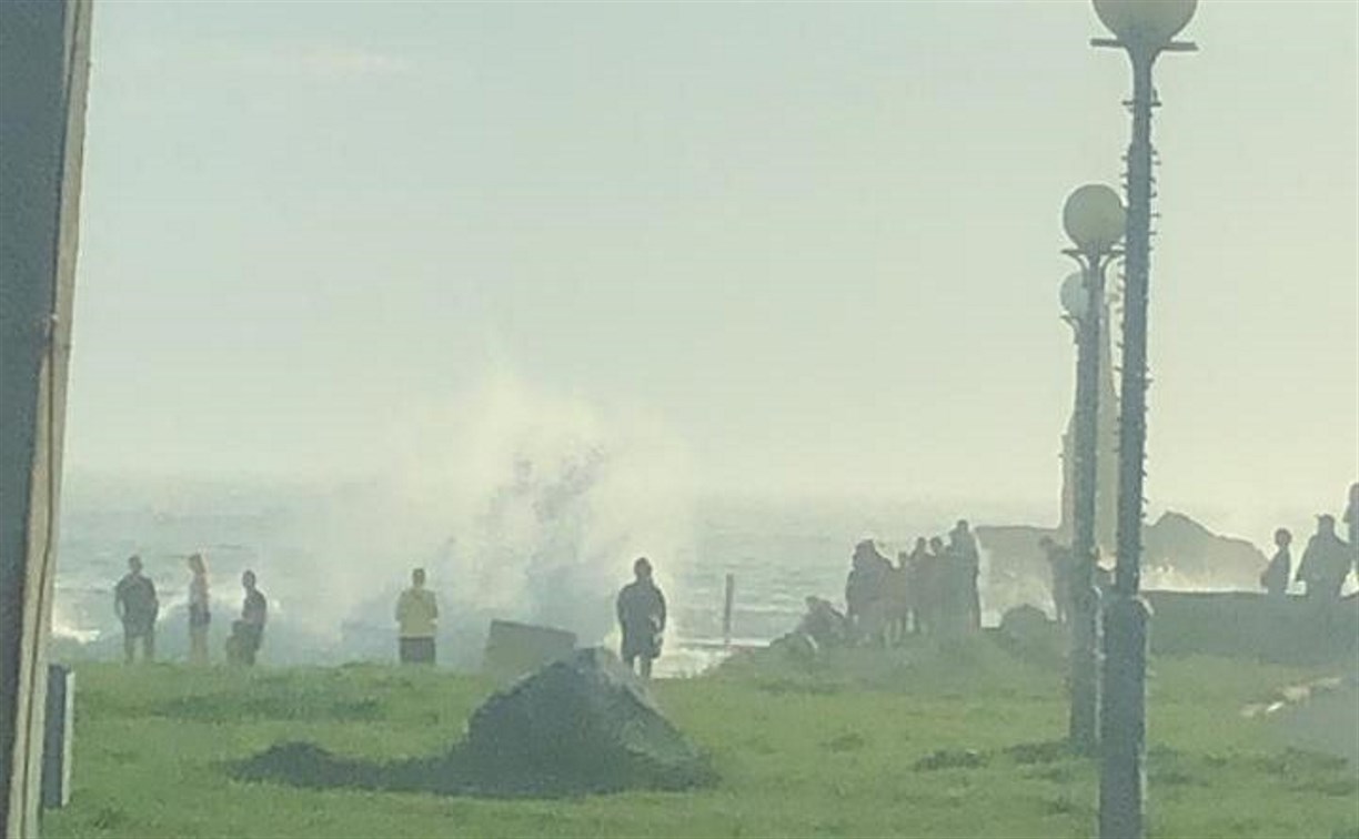 Детей смыло в воду с камней на Приморском бульваре в Холмске