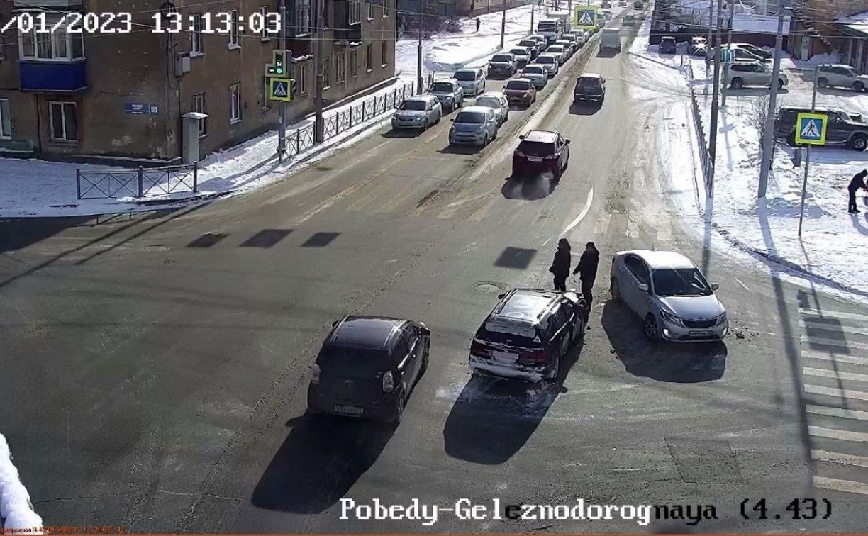 Момент столкновения двух автомобилей в Южно-Сахалинске попал на видео