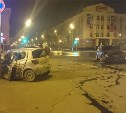 Кроссовер и автомобиль пиццерии столкнулись на площади Ленина в Южно-Сахалинске