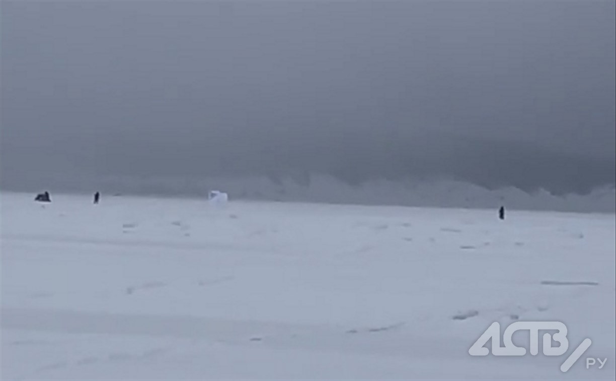"За него болели всей толпой": как сахалинский рыбак на льду палатку ловил 
