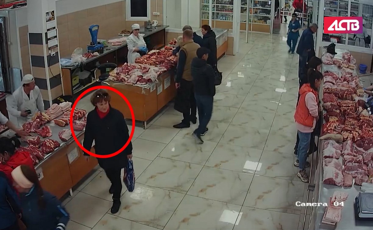 В Южно-Сахалинске женщина украла кошелёк, оставленный покупательницей