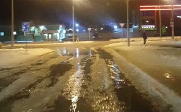 По улице Емельянова в Южно-Сахалинске побежали ручьи