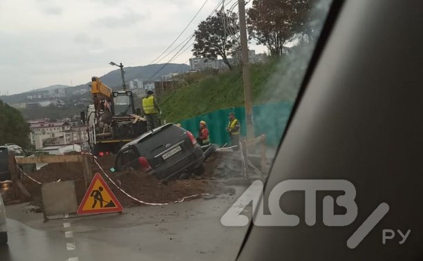 Автомобиль в Холмске "нырнул" в яму, вырытую на дороге коммунальщиками