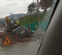 Автомобиль в Холмске "нырнул" в яму, вырытую на дороге коммунальщиками