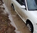 Лужа в южно-сахалинском дворе скрывала сразу несколько ям для водителей