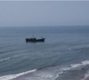 Два судна патрулируют севшее на мель у Сахалина судно «Мелоди»