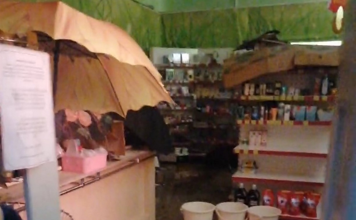 Соседи сверху затопили магазин бытовых товаров на Сахалине