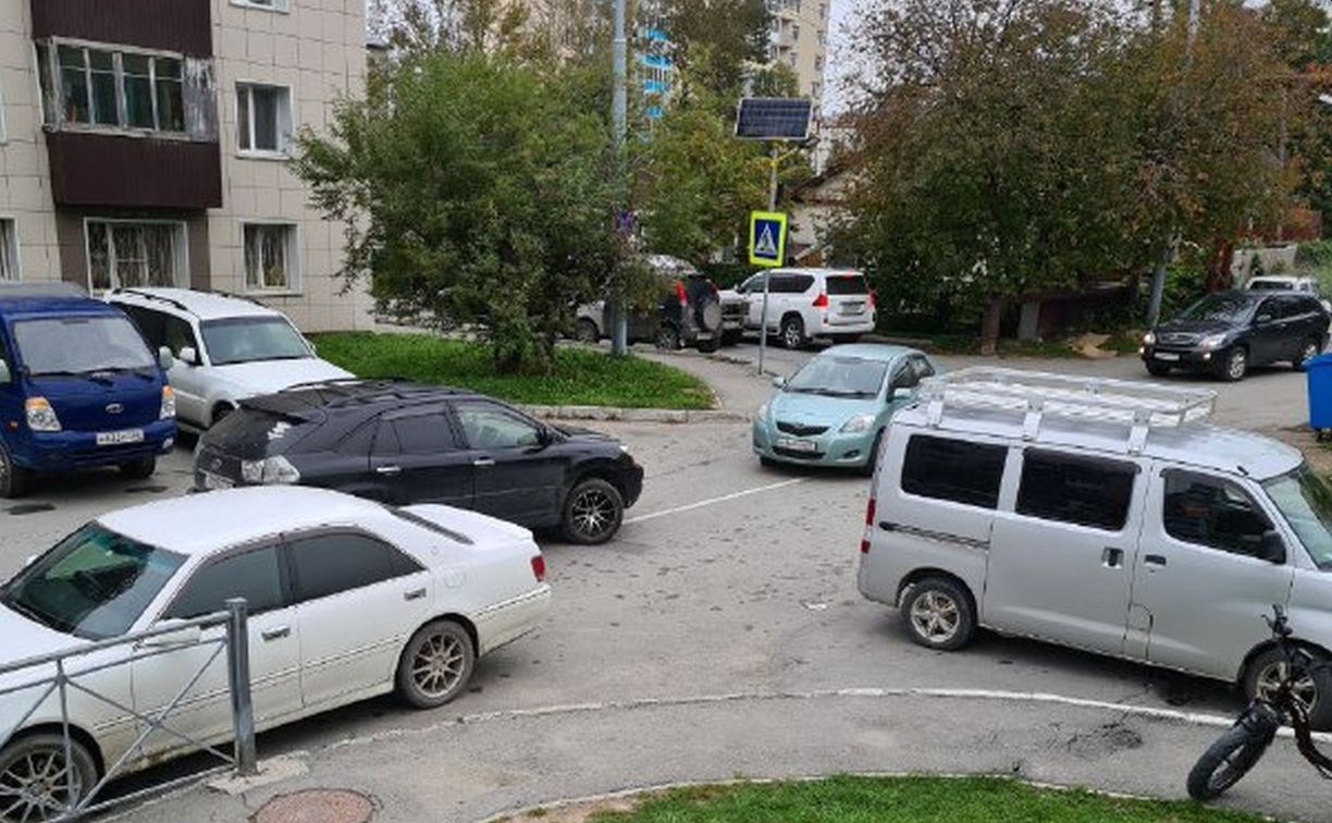 "Родители готовы перегородить путь любому": Вишневский прокомментировал школьные парковки в Южном