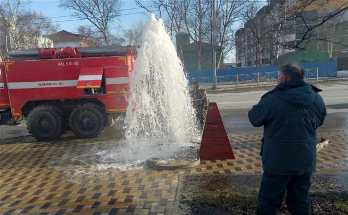 На одной из улиц Южно-Сахалинска расплескался фонтан