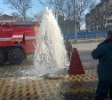 На одной из улиц Южно-Сахалинска расплескался фонтан