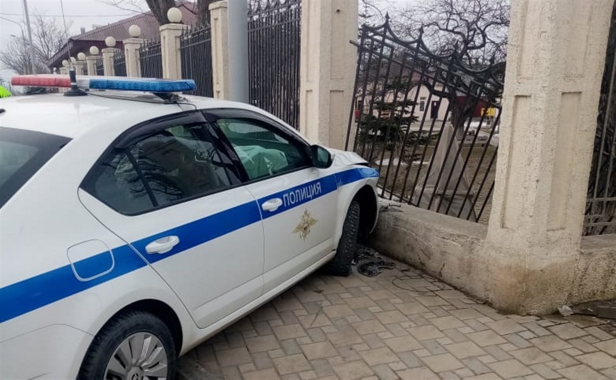 Автомобиль ГИБДД врезался в забор в Южно-Сахалинске