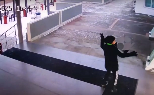 В Благовещенске дети забросали вход в библиотеку сырыми яйцами